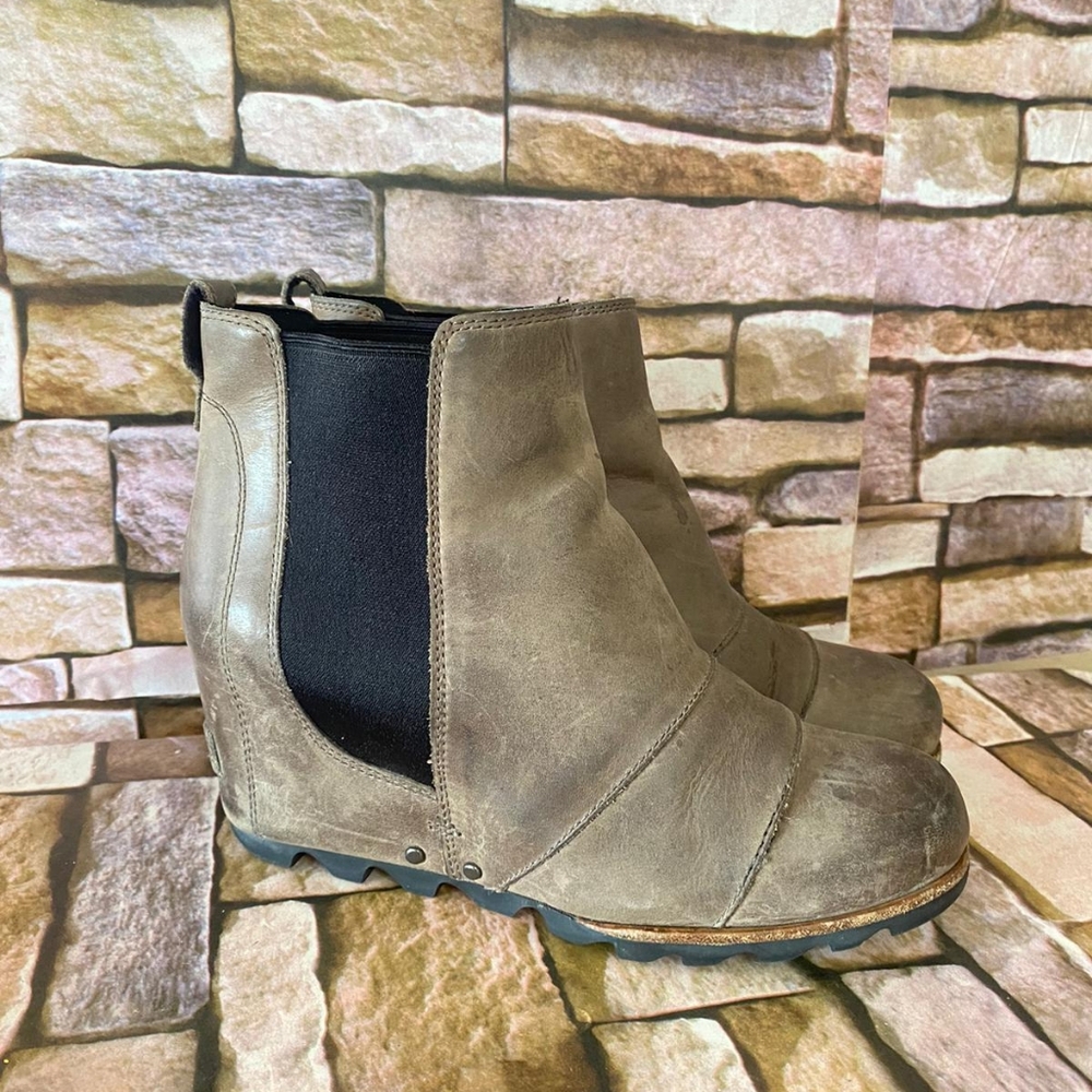 Chelsea Ankle Boots in Taupe Nubuck